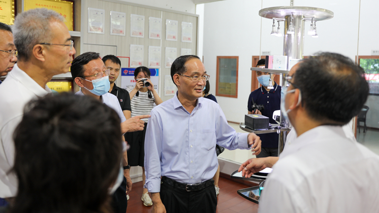 廣東省政協(xié)黨組成員、副主席袁寶成率調(diào)研組到炬神電子調(diào)研